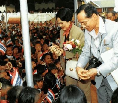 泰国王太后诗丽吉去世<strong></p>
<p>数字货币软件</strong>,留下19顶奢华王冠和她的传奇一生