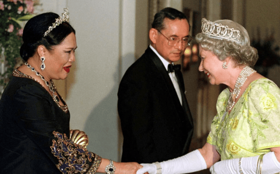 泰国王太后诗丽吉去世<strong></p>
<p>数字货币软件</strong>,留下19顶奢华王冠和她的传奇一生