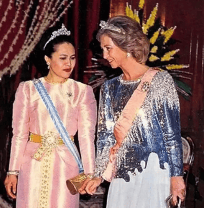 泰国王太后诗丽吉去世<strong></p>
<p>数字货币软件</strong>,留下19顶奢华王冠和她的传奇一生