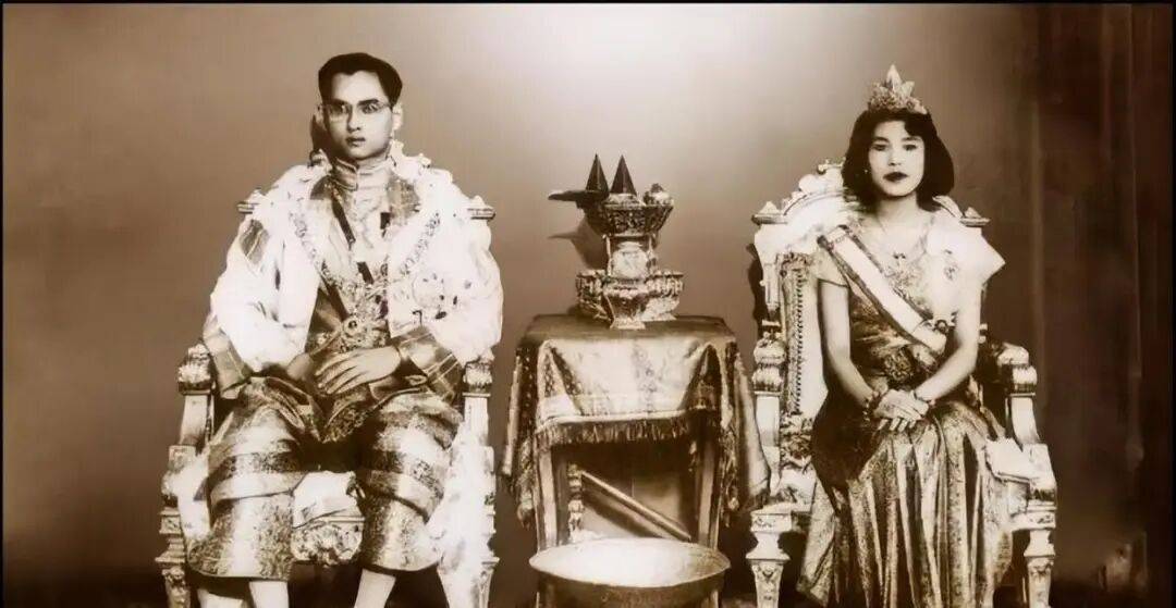 泰国王太后诗丽吉去世<strong></p>
<p>数字货币软件</strong>,留下19顶奢华王冠和她的传奇一生