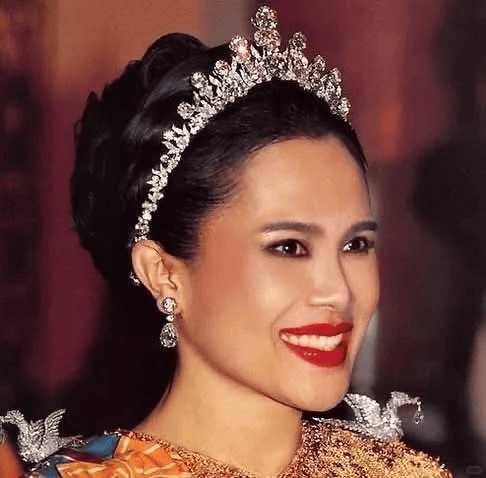 泰国王太后诗丽吉去世<strong></p>
<p>数字货币软件</strong>,留下19顶奢华王冠和她的传奇一生