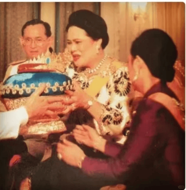 泰国王太后诗丽吉去世<strong></p>
<p>数字货币软件</strong>,留下19顶奢华王冠和她的传奇一生