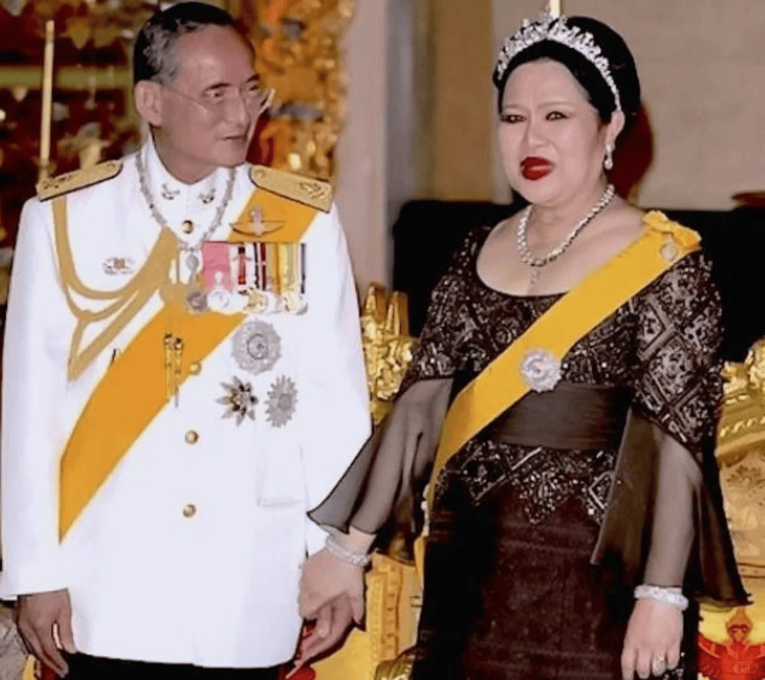 泰国王太后诗丽吉去世<strong></p>
<p>数字货币软件</strong>,留下19顶奢华王冠和她的传奇一生