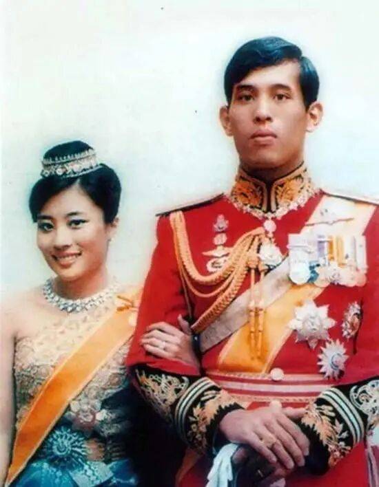 泰国王太后诗丽吉去世<strong></p>
<p>数字货币软件</strong>,留下19顶奢华王冠和她的传奇一生