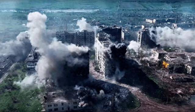 俄军一周2600多次袭击<strong></p>
<p>国内数字货币</strong>，红军城万名乌军被围，泽连斯基绝望反击