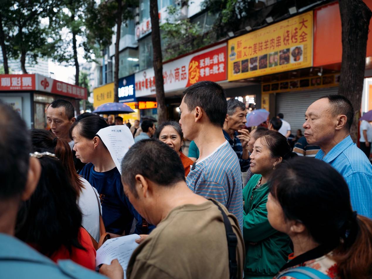 <strong></p>
<p>国内数字货币</strong>他们挤在8元一晚的旅店 几百人抢一个活