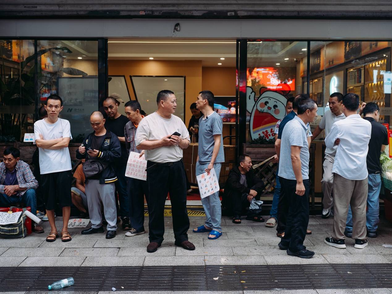 <strong></p>
<p>国内数字货币</strong>他们挤在8元一晚的旅店 几百人抢一个活