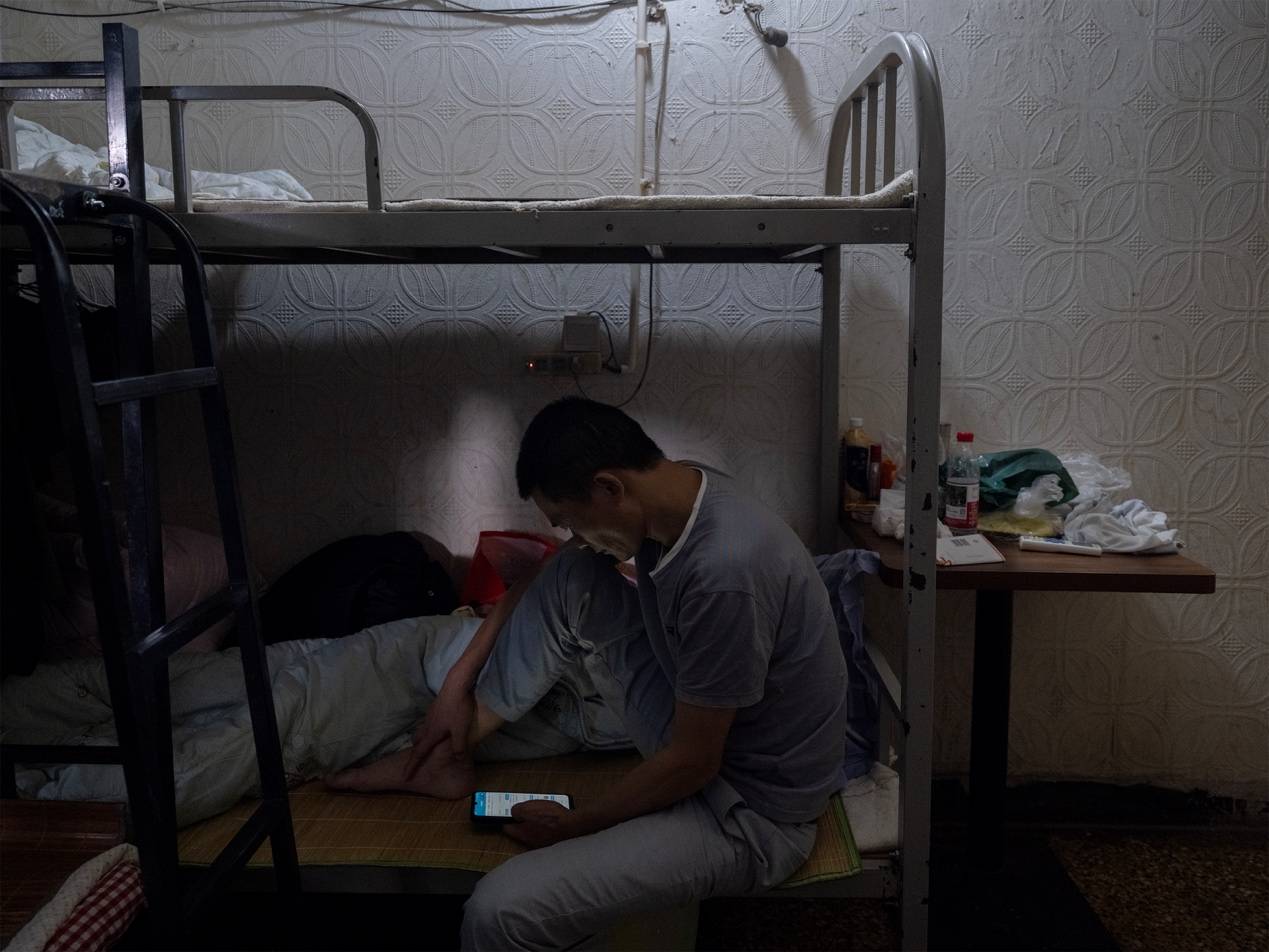 <strong></p>
<p>国内数字货币</strong>他们挤在8元一晚的旅店 几百人抢一个活