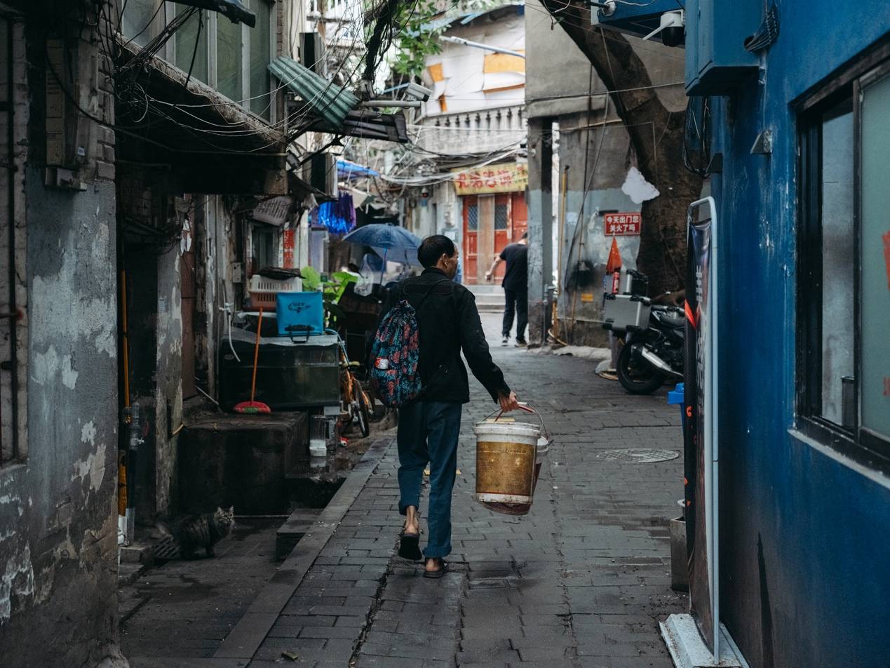 <strong></p>
<p>国内数字货币</strong>他们挤在8元一晚的旅店 几百人抢一个活