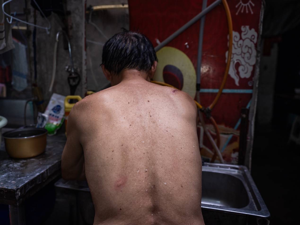 <strong></p>
<p>国内数字货币</strong>他们挤在8元一晚的旅店 几百人抢一个活