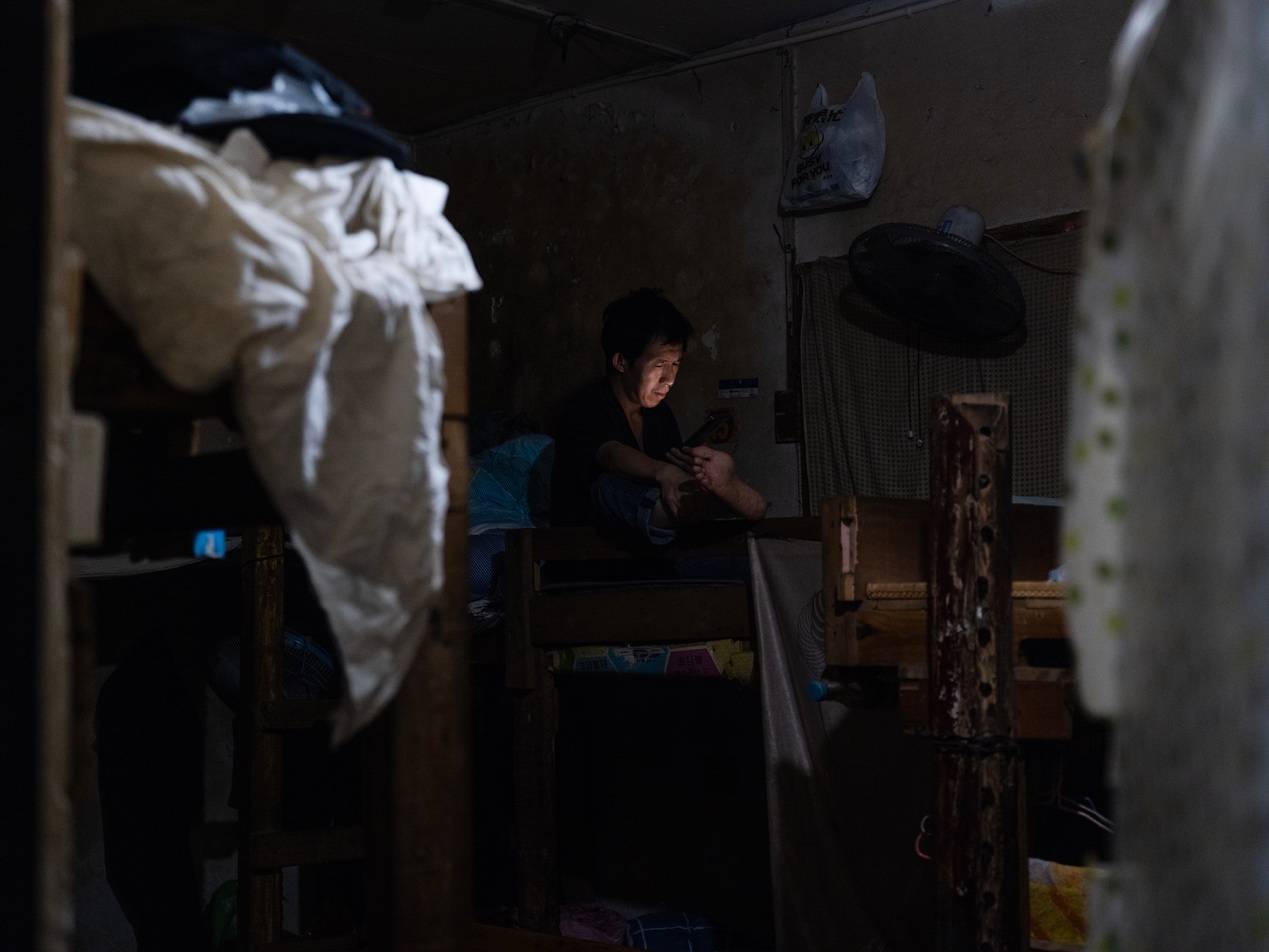 <strong></p>
<p>国内数字货币</strong>他们挤在8元一晚的旅店 几百人抢一个活