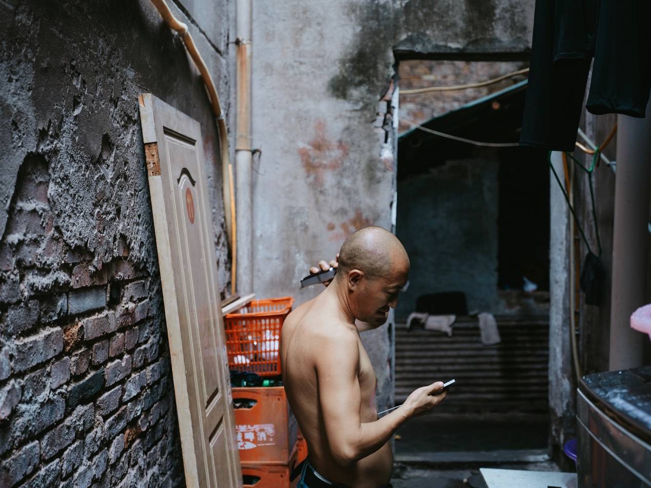 <strong></p>
<p>国内数字货币</strong>他们挤在8元一晚的旅店 几百人抢一个活