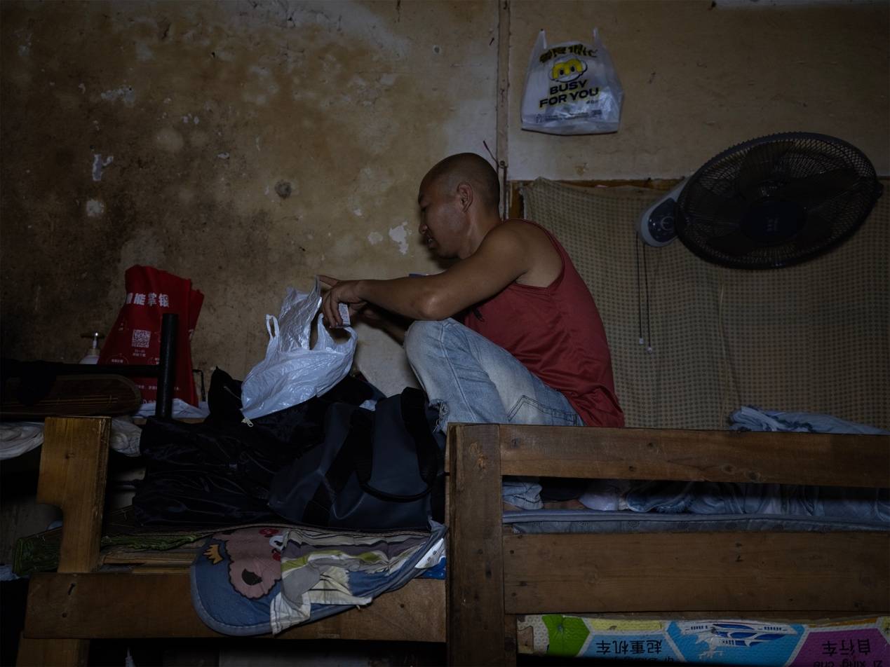 <strong></p>
<p>国内数字货币</strong>他们挤在8元一晚的旅店 几百人抢一个活