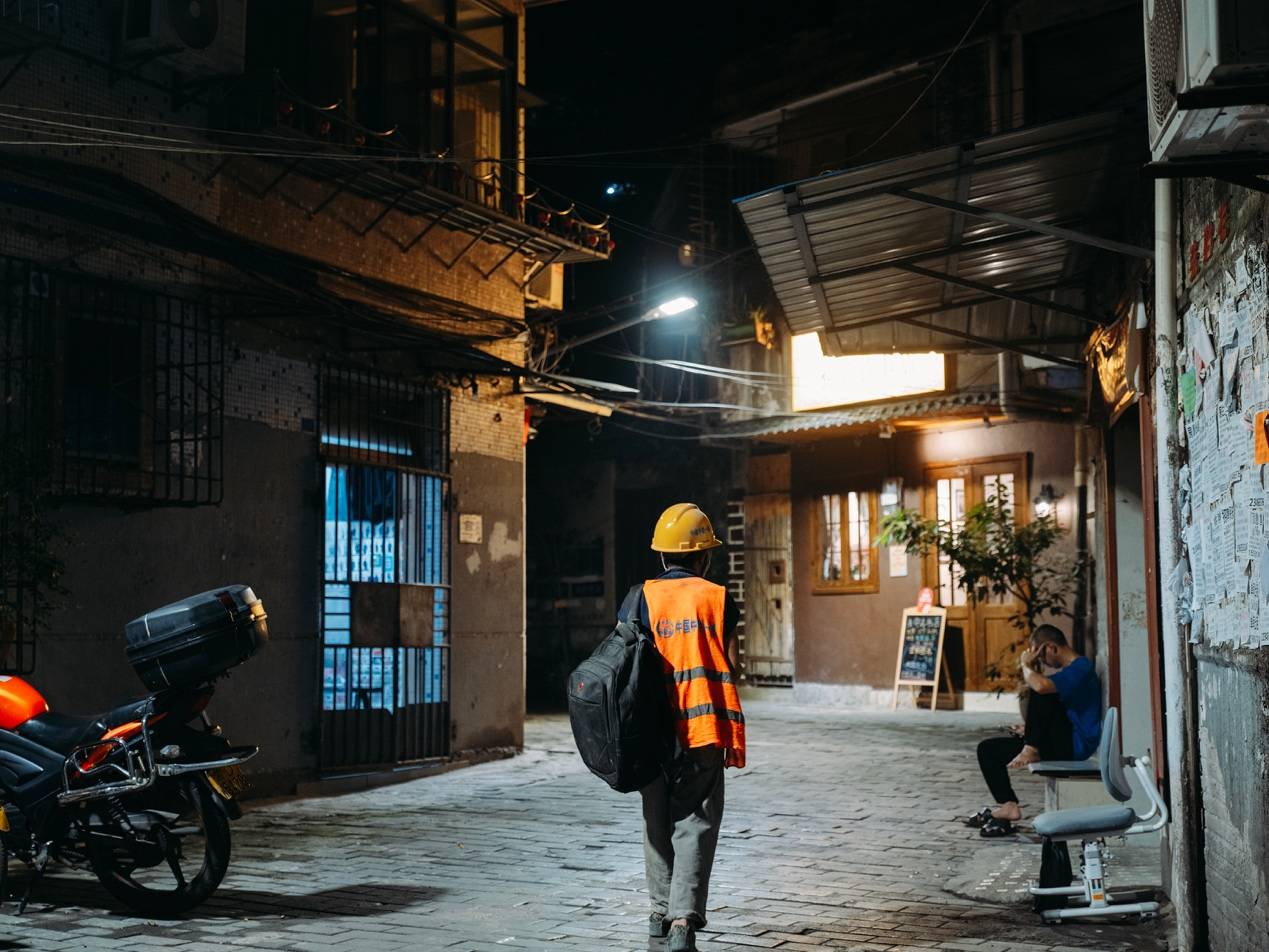 <strong></p>
<p>国内数字货币</strong>他们挤在8元一晚的旅店 几百人抢一个活