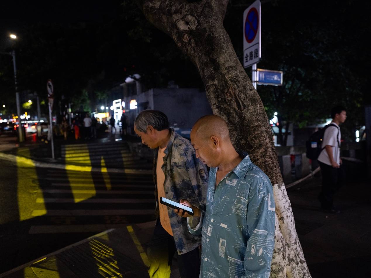 <strong></p>
<p>国内数字货币</strong>他们挤在8元一晚的旅店 几百人抢一个活