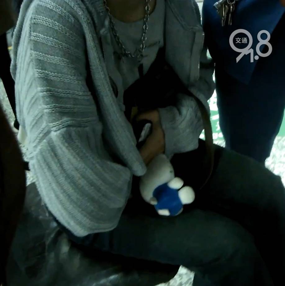 杭州地铁内<strong></p>
<p>数字货币合法</strong>，女乘客突然崩溃大哭！紧接着……这一幕被拍下