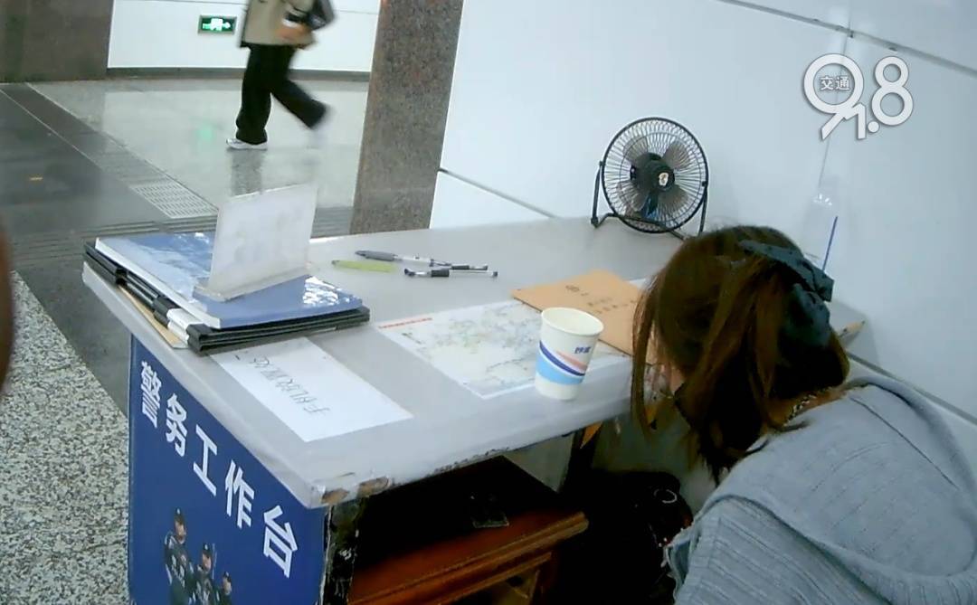 杭州地铁内<strong></p>
<p>数字货币合法</strong>，女乘客突然崩溃大哭！紧接着……这一幕被拍下