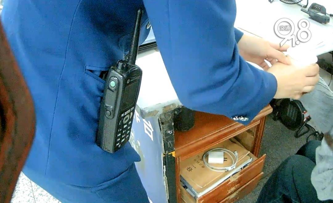 杭州地铁内<strong></p>
<p>数字货币合法</strong>，女乘客突然崩溃大哭！紧接着……这一幕被拍下