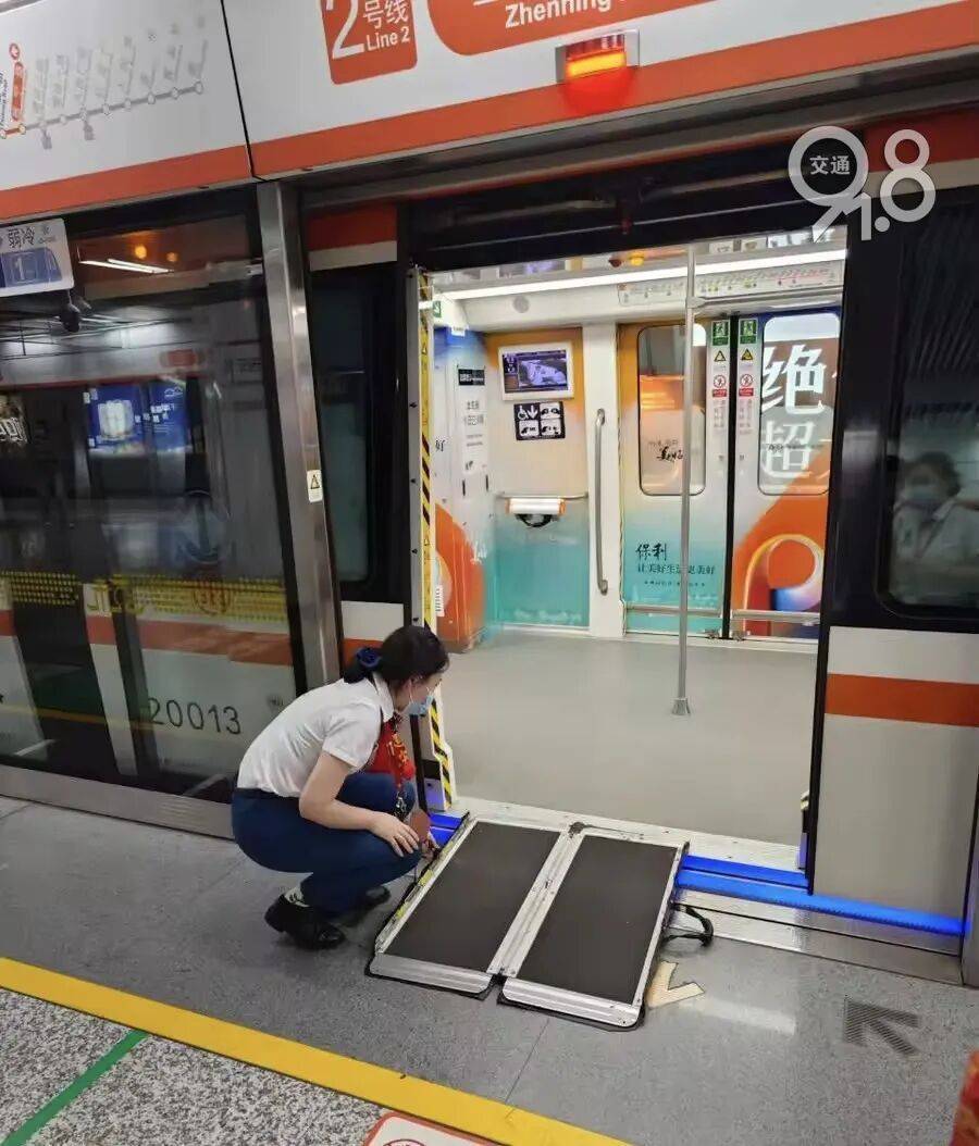 杭州地铁内<strong></p>
<p>数字货币合法</strong>，女乘客突然崩溃大哭！紧接着……这一幕被拍下