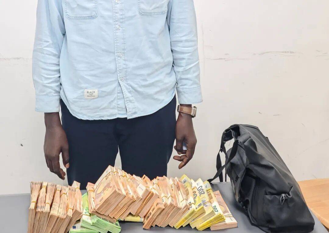 成捆的欧元现金就放在背包里装着<strong></p>
<p>数字货币市值</strong>,折合人民币超186万元,旅客入境时被广州海关查获