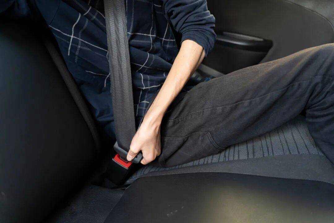 死亡率翻倍!后排乘客不系安全带<strong></p>
<p>数字货币银行</strong>,危险且违法