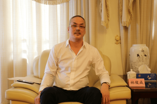 成都路桥95后美女董事长林晓晴的神秘父亲<strong></p>
<p>数字货币群</strong>,终于曝光了?