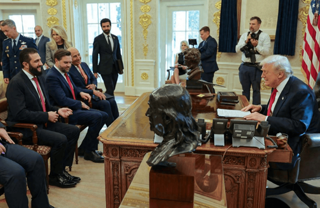 朱拉尼在合照中站得笔直<strong></p>
<p>数字货币世界</strong>,特朗普把人叫来白宫,却连正门都不让走