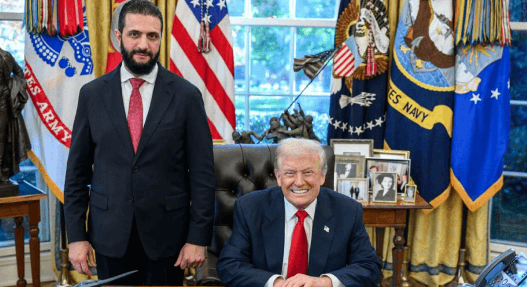 朱拉尼在合照中站得笔直<strong></p>
<p>数字货币世界</strong>,特朗普把人叫来白宫,却连正门都不让走