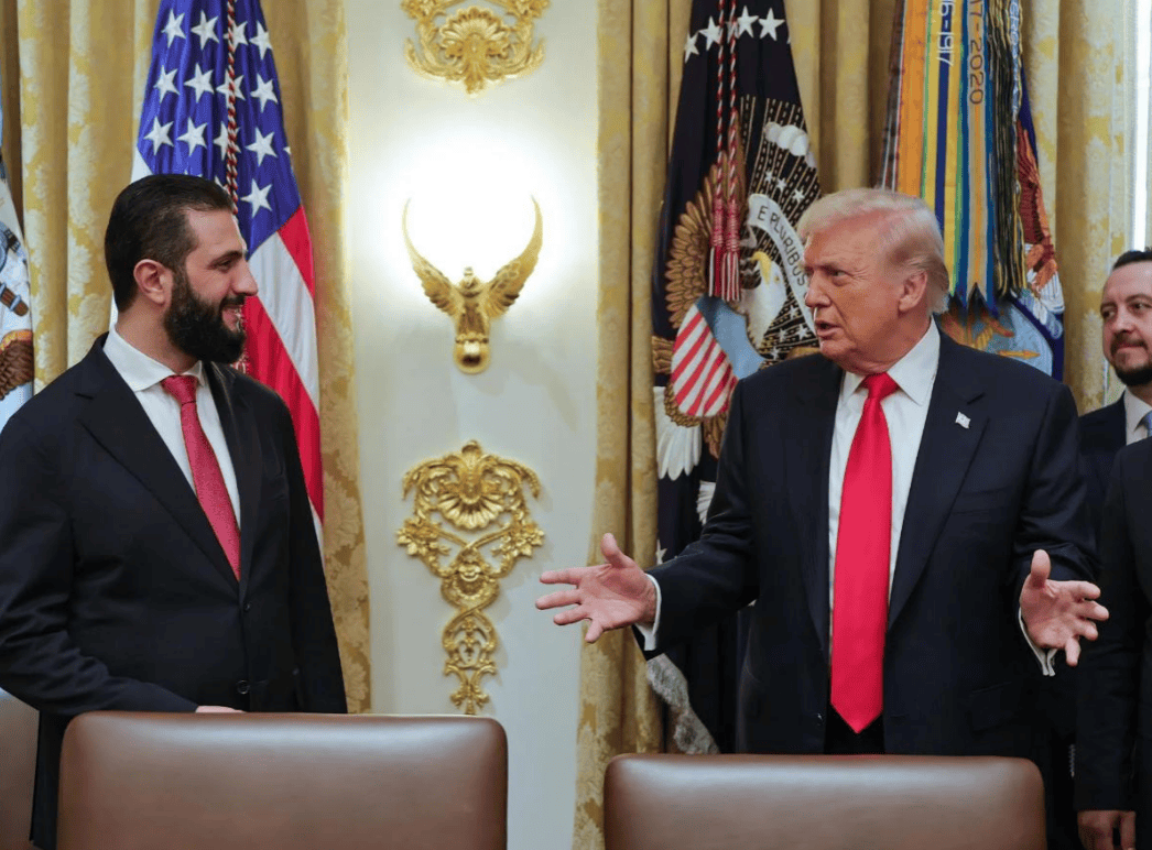 朱拉尼在合照中站得笔直<strong></p>
<p>数字货币世界</strong>,特朗普把人叫来白宫,却连正门都不让走