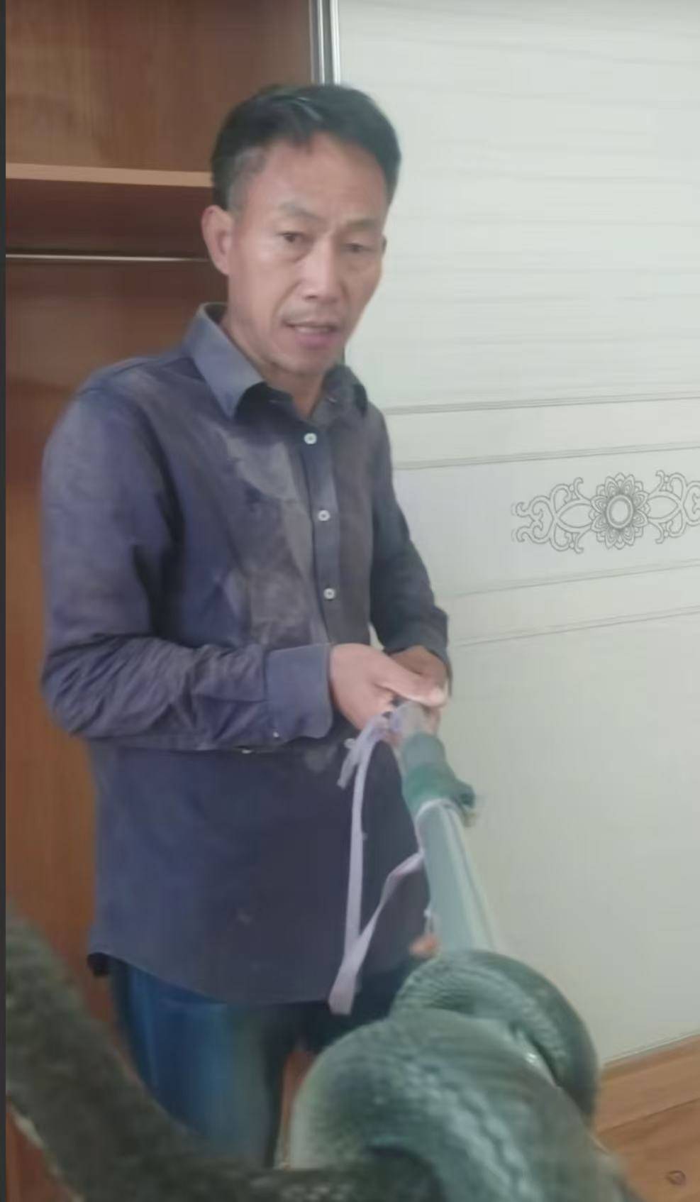 “蛇被我甩开了<strong></p>
<p>数字货币世界</strong>,没完全注射毒液”,湖南直播抓蛇被咬伤网红被警方拘留后发声道歉