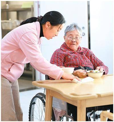 多方共举，求解照护之困（健康驿站·关注健康老龄化②）