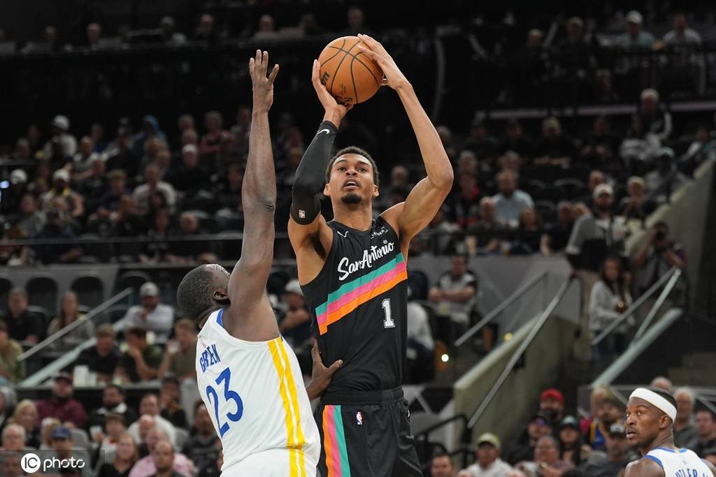 库里砍46分文班31+15+10 勇士终结马刺3连胜