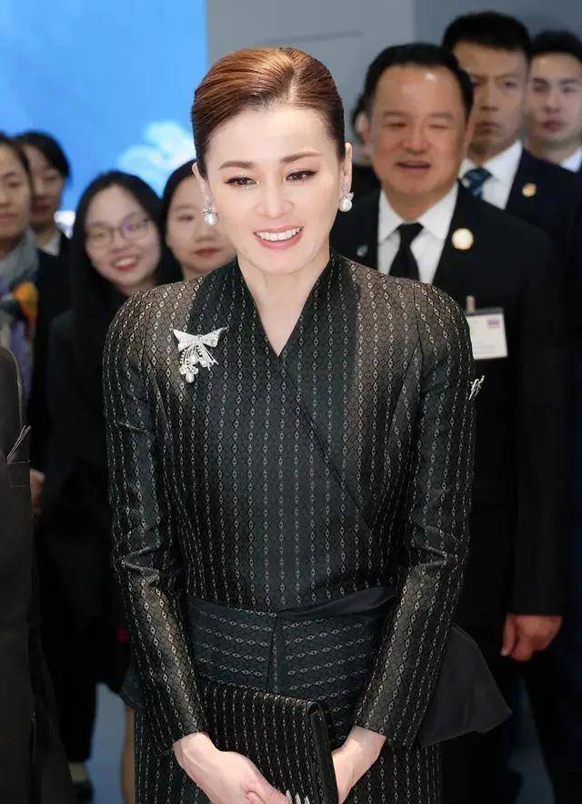 泰国王后访华“穿搭九宫格”出圈<strong></p>
<p>数字货币央行</strong>，隆重珠宝展现用心诚意