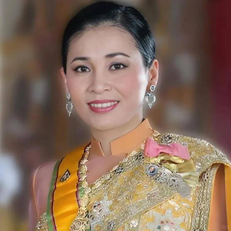 泰国王后访华“穿搭九宫格”出圈<strong></p>
<p>数字货币央行</strong>，隆重珠宝展现用心诚意