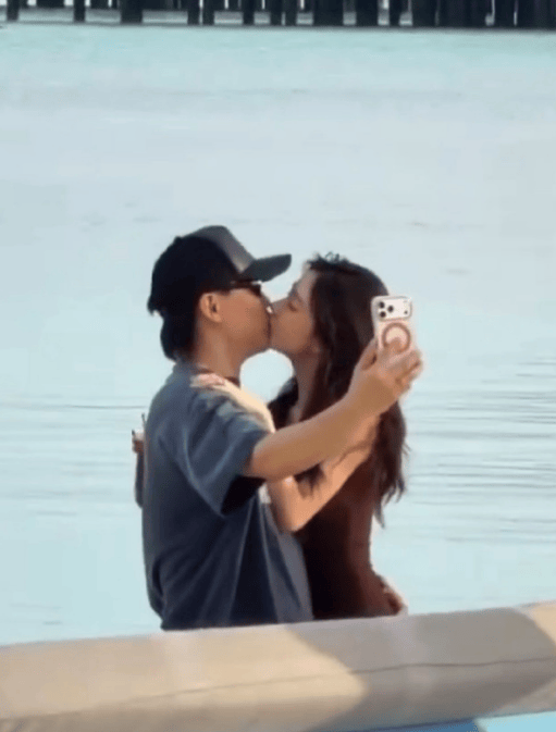 考古|胡彦斌易梦玲恋情曝光!相差16岁横跨歌手网红领域<strong></p>
<p>数字货币央行</strong>,25年底最让人震惊的情侣出现