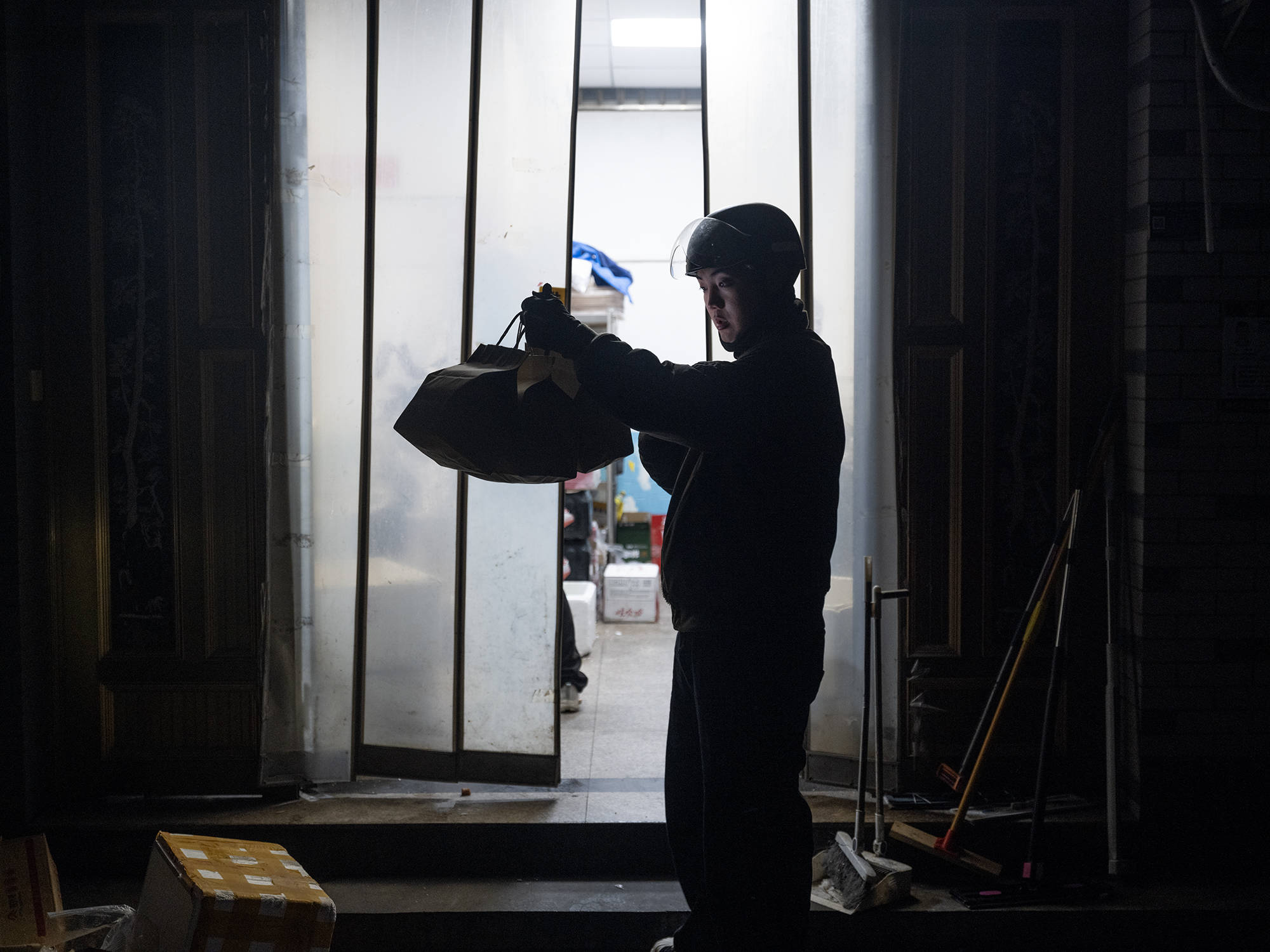 工人父母砸20万培养 00后演员没戏拍送外卖