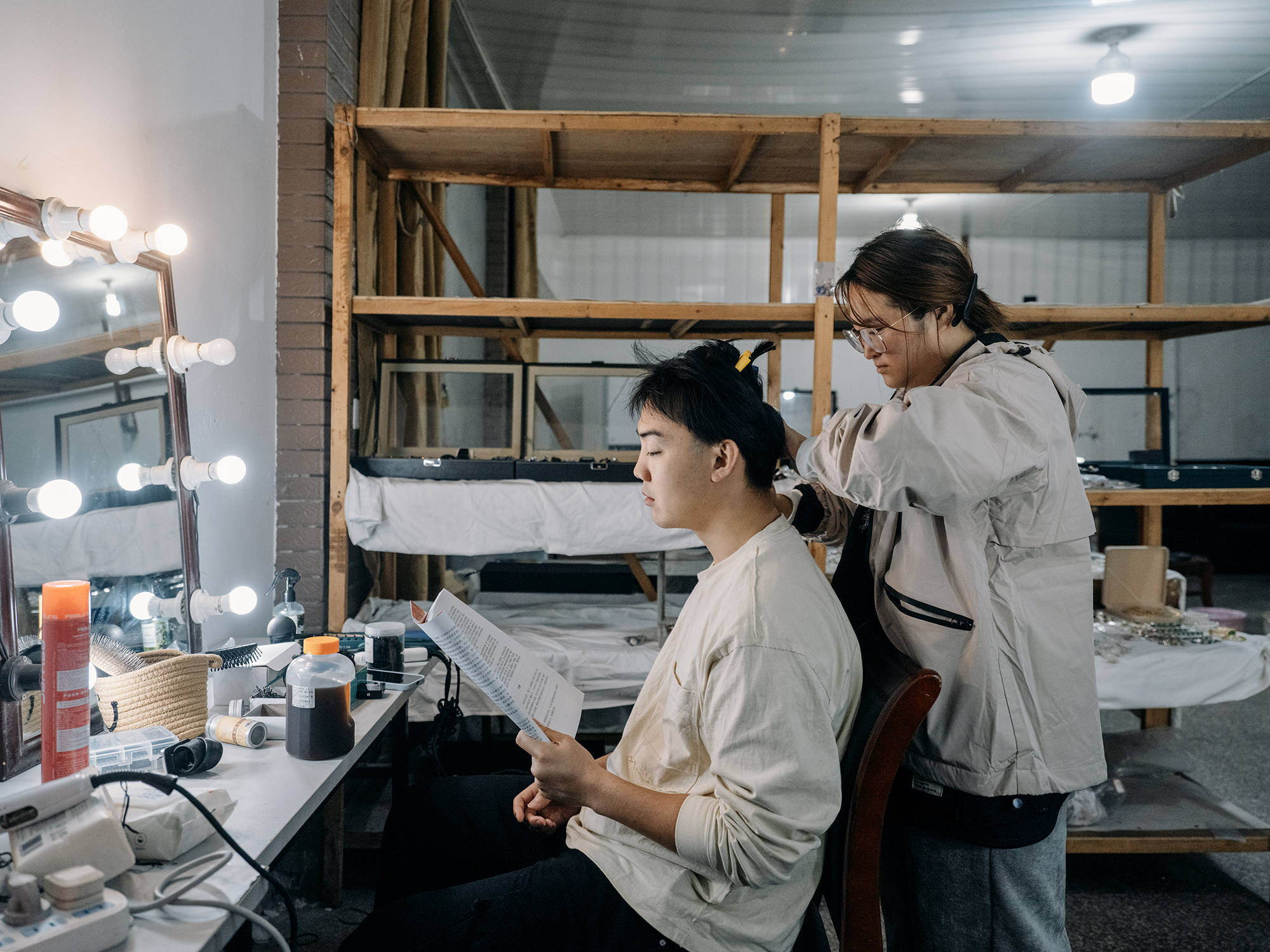 工人父母砸20万培养 00后演员没戏拍送外卖