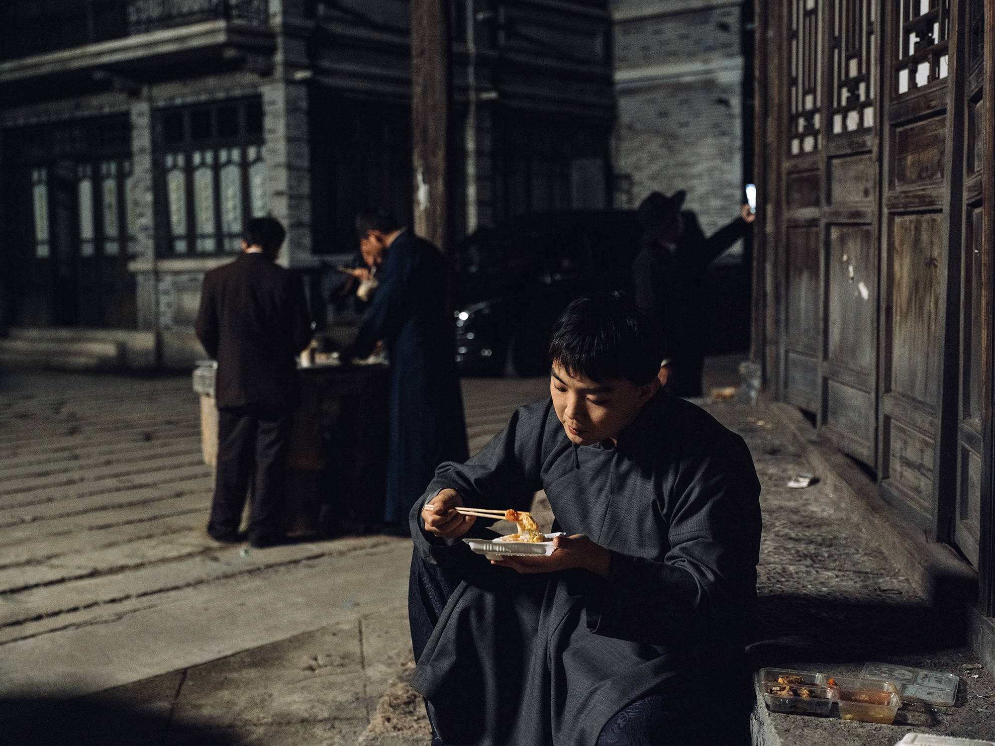 工人父母砸20万培养 00后演员没戏拍送外卖