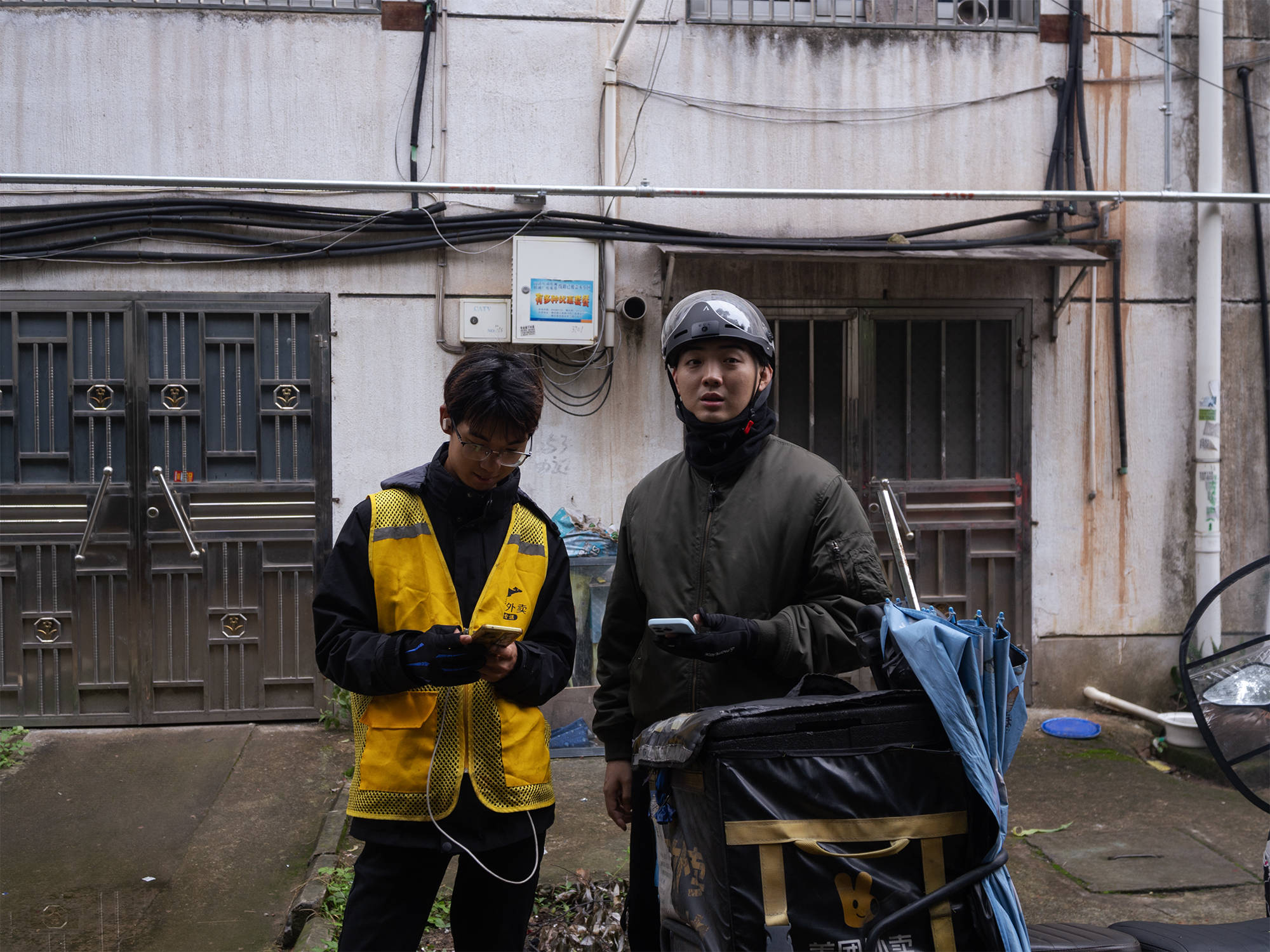 工人父母砸20万培养 00后演员没戏拍送外卖