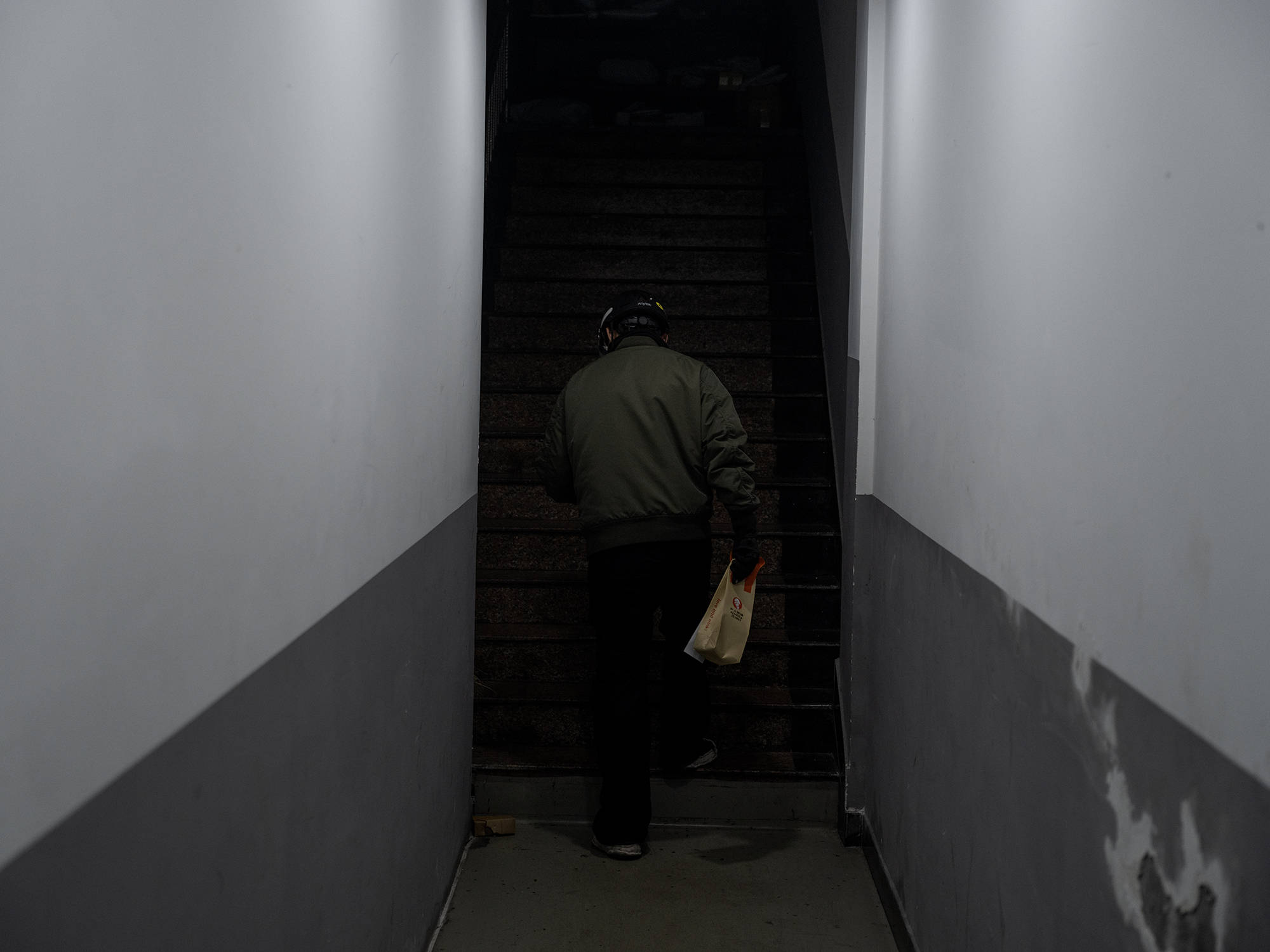 工人父母砸20万培养 00后演员没戏拍送外卖