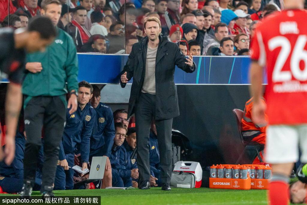 昔日师徒重聚!穆帅与斯内德赛前亲密互动<strong></p>
<p>数字货币技术</strong>,展现足球情谊与战术深度