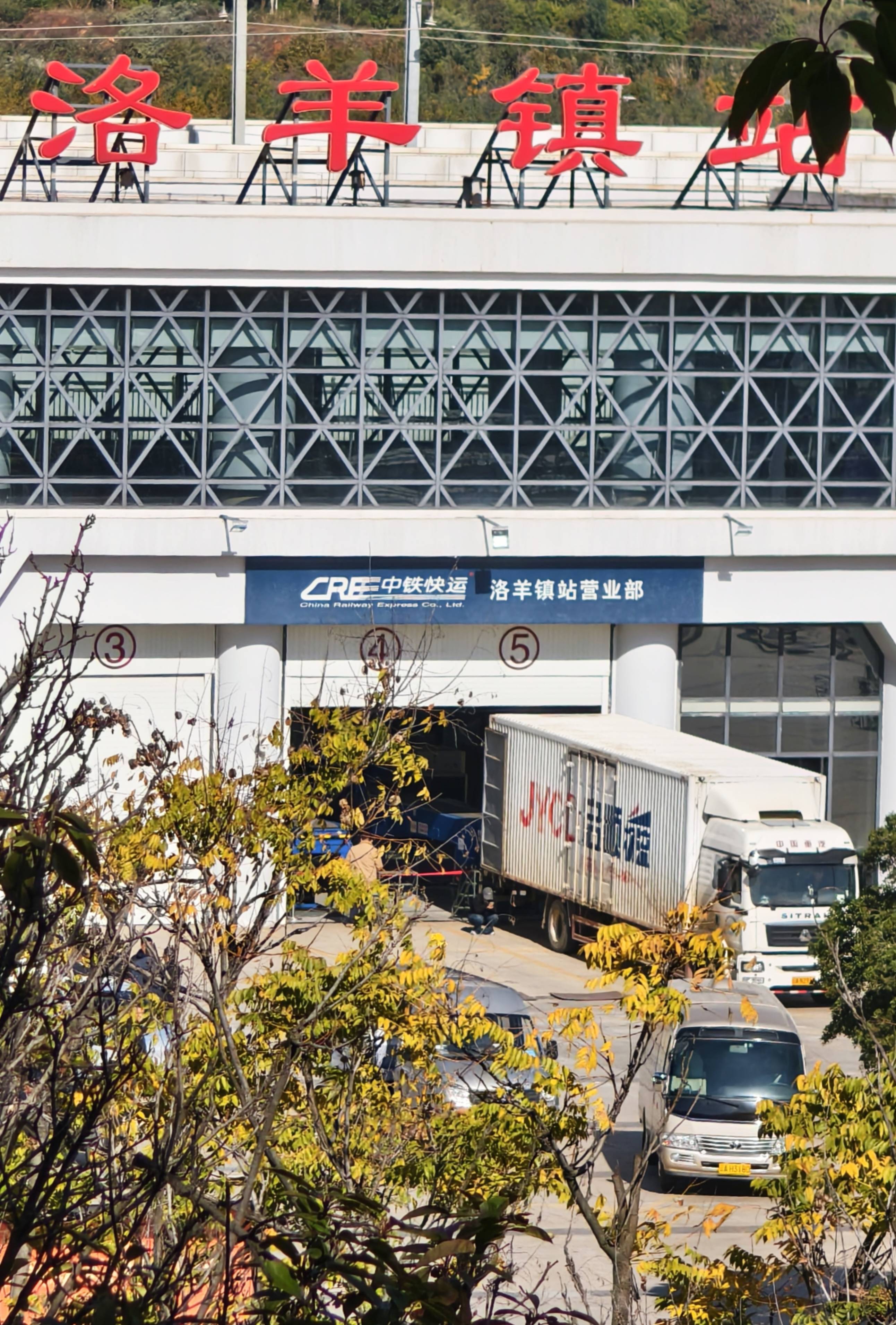 昆明发生试验列车撞施工作业人员事故<strong></p>
<p>开发数字货币</strong>,开屏新闻记者探访现场