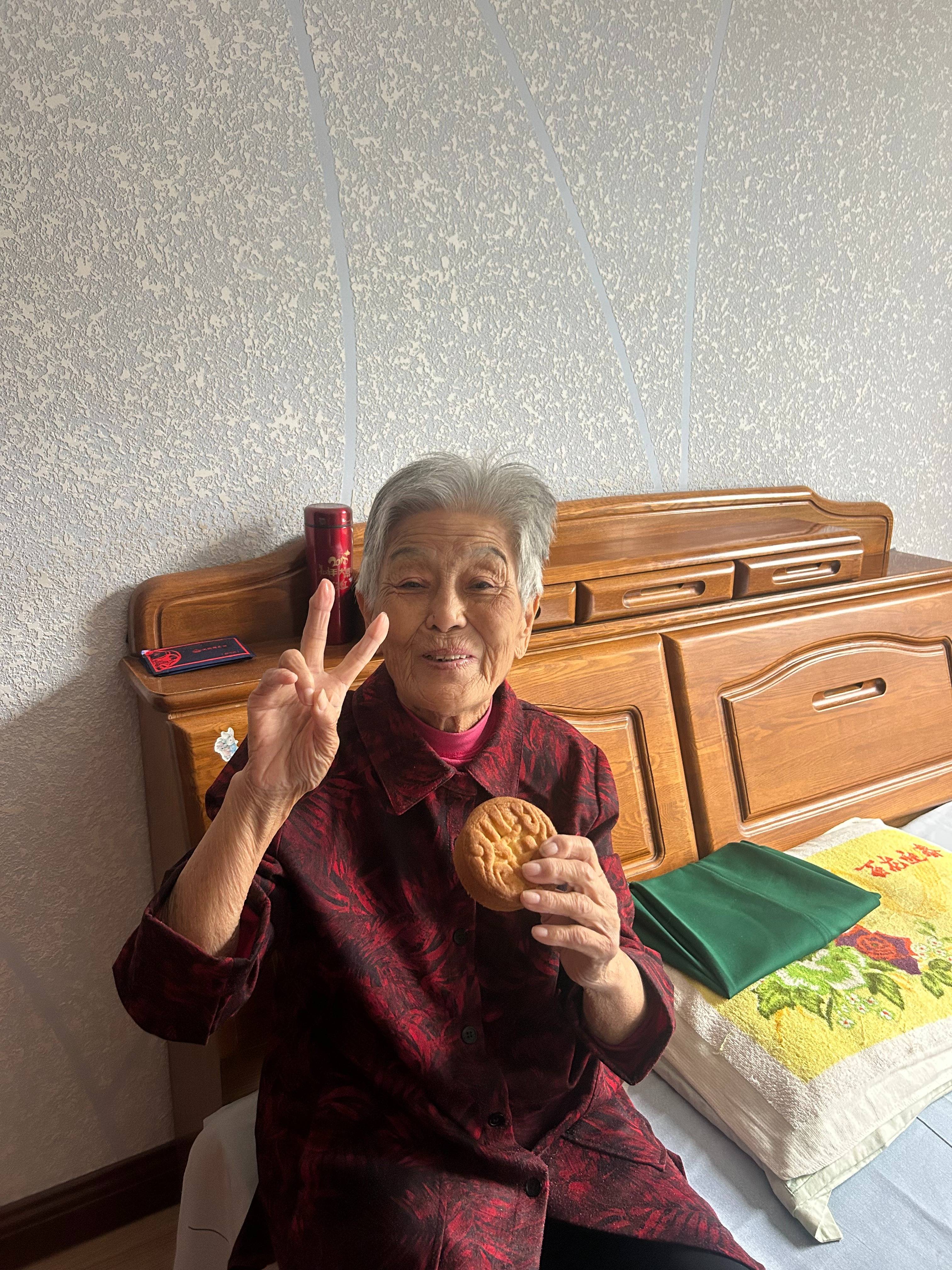 女子晒照对比奶奶自爷爷去世9个月后变化:再也不是时髦的老太太了<strong></p>
<p>cdc数字货币</strong>,评论区泪目