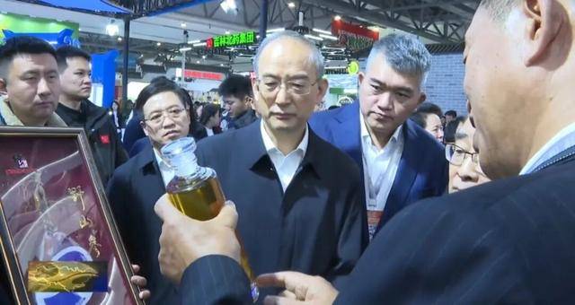 省委书记参观百年野山参<strong></p>
<p>数字货币eos</strong>！吉林正举全省之力打造千亿级产业