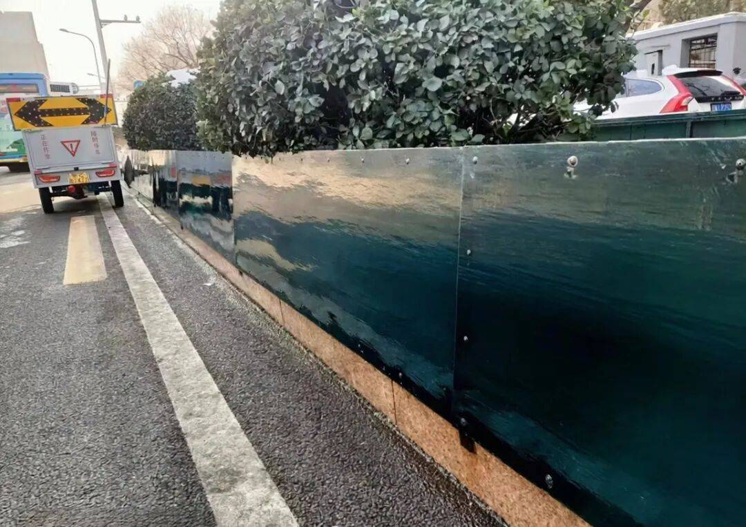 北京绿化带里用了二十年的板子，今冬“下岗”了——