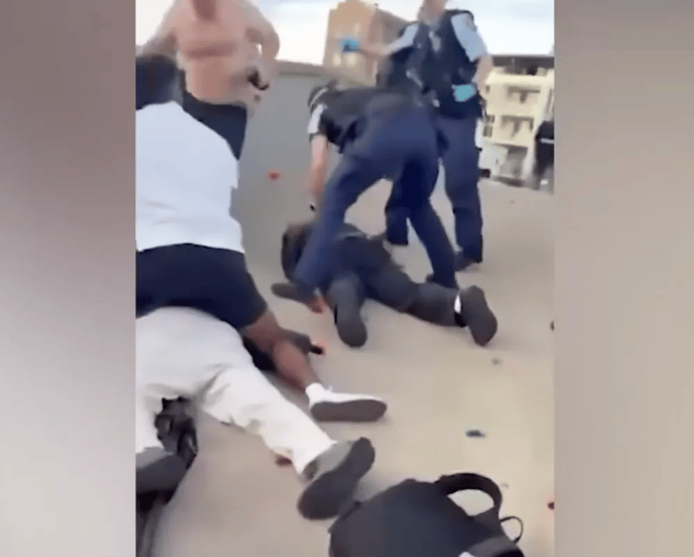 澳大利亚海滩枪击事件两名枪手为父子关系<strong></p>
<p>炒数字货币</strong>,父亲50岁,儿子24岁!一名路人冒险夺枪反击,身中两弹,需接受手术