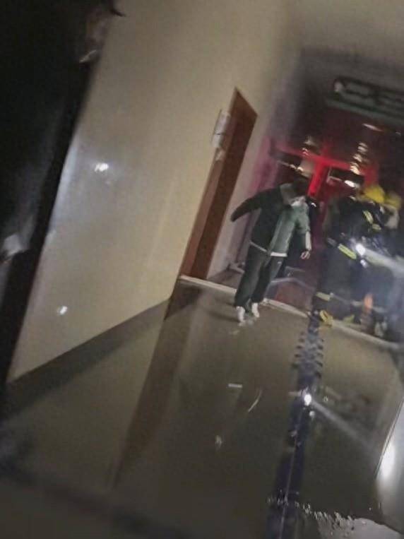江苏无锡一骨科医院住院大楼深夜失火，亲历者：通风管道内大量烟雾，从10楼逃出避险