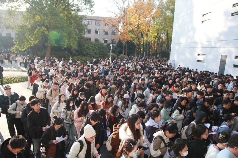 中年失业的地产人<strong></p>
<p>央行发行数字货币</strong>，挤进考公“复活赛”