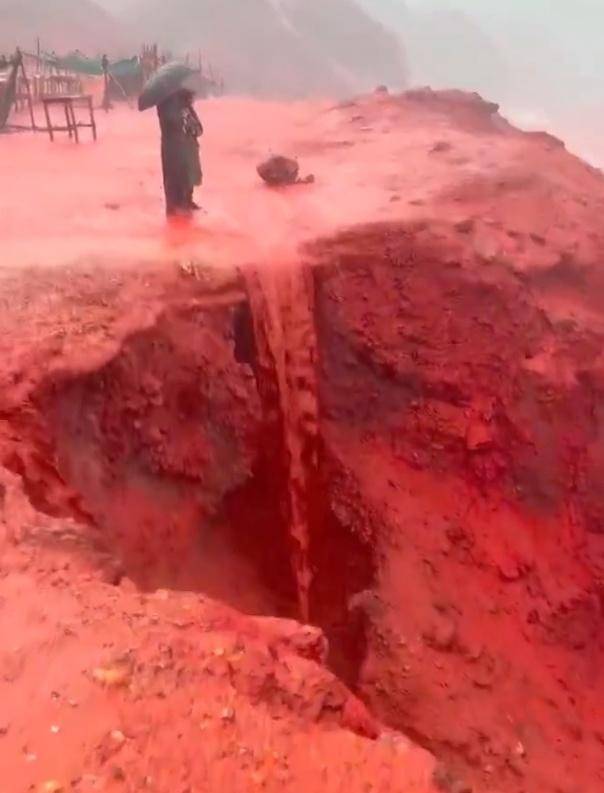 罕见！伊朗霍尔木兹岛遭遇强降雨<strong></p>
<p>数字货币应用</strong>，部分海域变成“血色海洋”