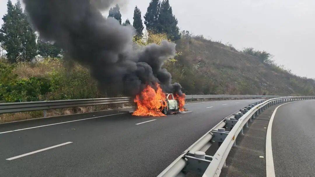 四川高速上一汽车突发自燃!车内两人闻到异味后果断弃车<strong></p>
<p>数字货币应用</strong>,成功逃生
